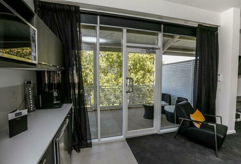 Студио Стандарт с Балконом, Indulge Apartments  Cbd