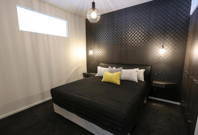 Апартаменты Премиум 1 Спальня, Indulge Apartments  Cbd
