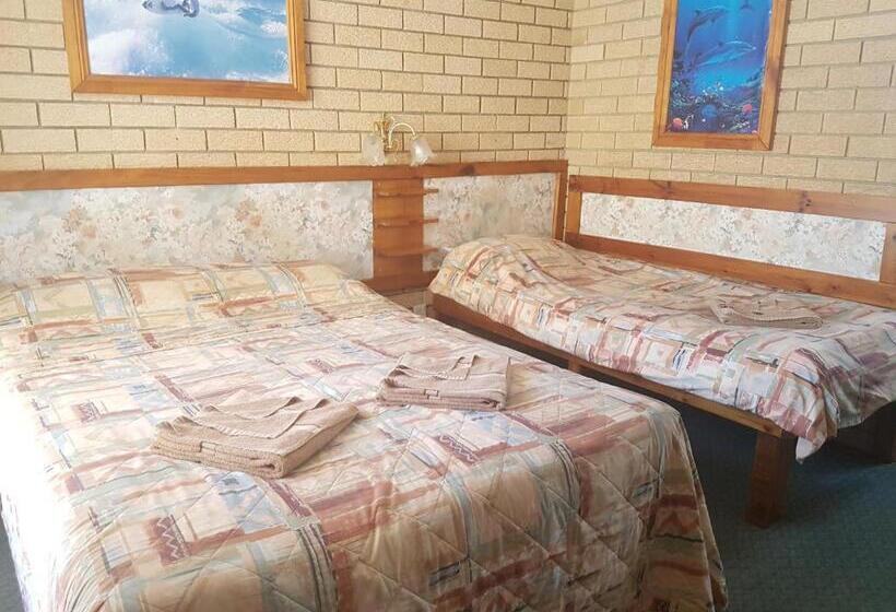 패밀리 룸, Lake Front Motel