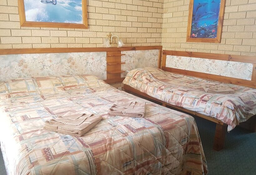 패밀리 룸, Lake Front Motel