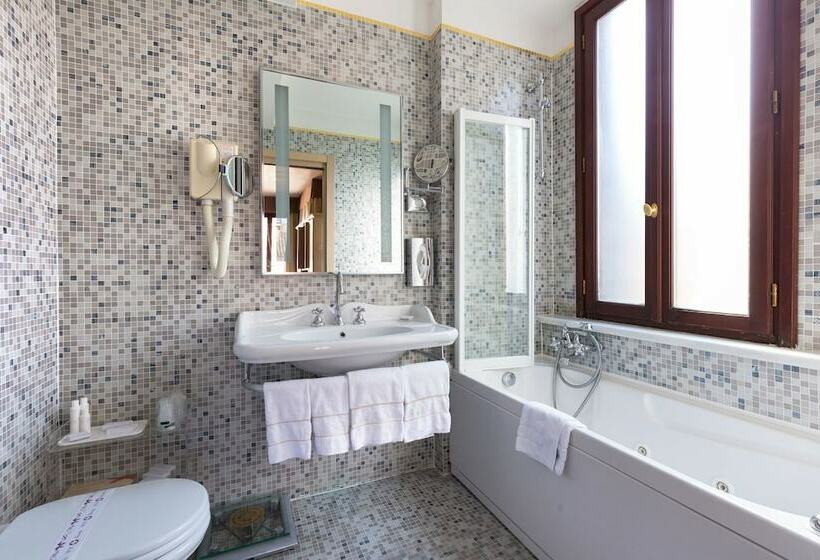 Habitació Triple Clàssica, Liassidi Palace