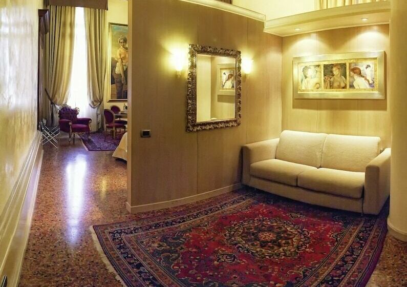 Suite, Liassidi Palace
