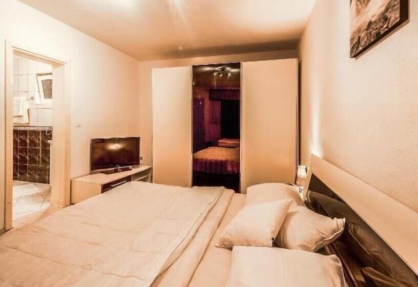 اتاق استاندارد سه تخته با چشم‌انداز باغ, Guest House Slavica
