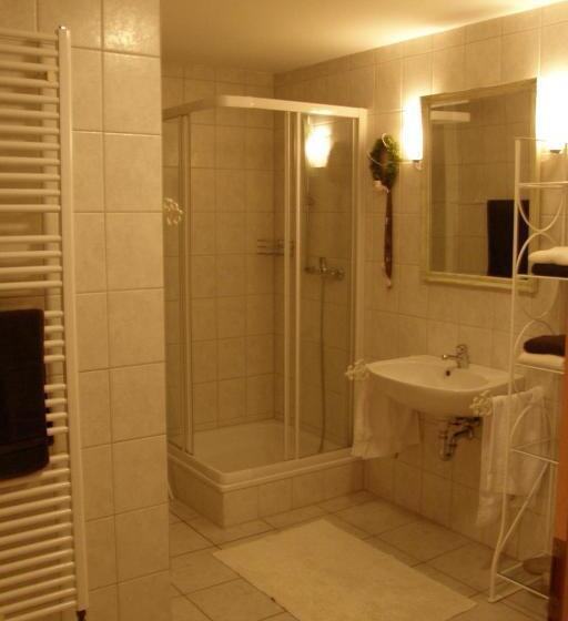 Family Suite, Land & Stil