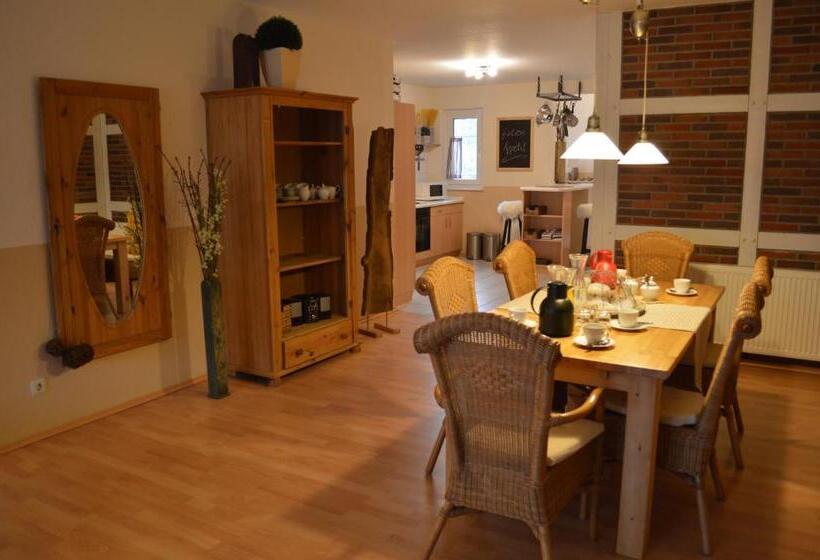 Family Suite, Land & Stil