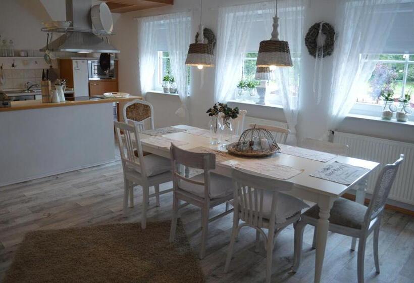 Family Suite, Land & Stil