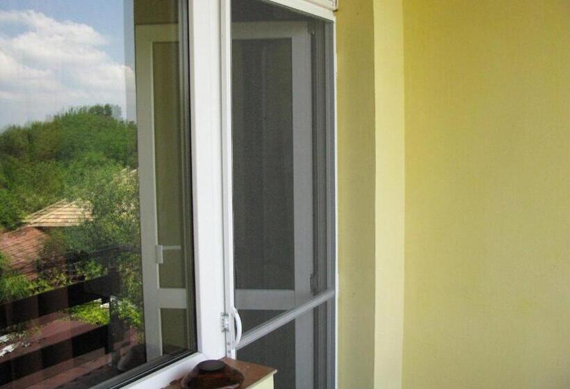 Номер Стандарт Вид на Сад, Guest House Familia