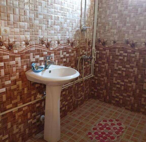 Quarto Triplo Economy, Tatev Shinuhayr