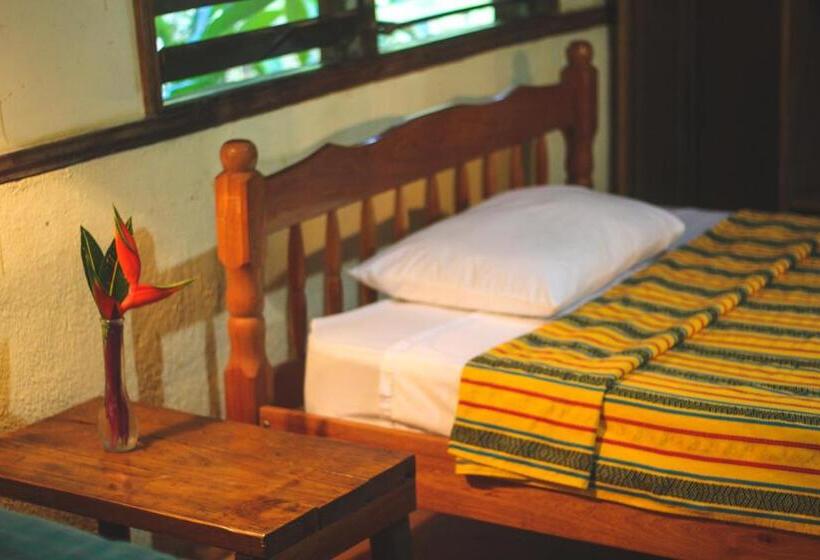 标准三人间, Cohune Palms River Cabanas
