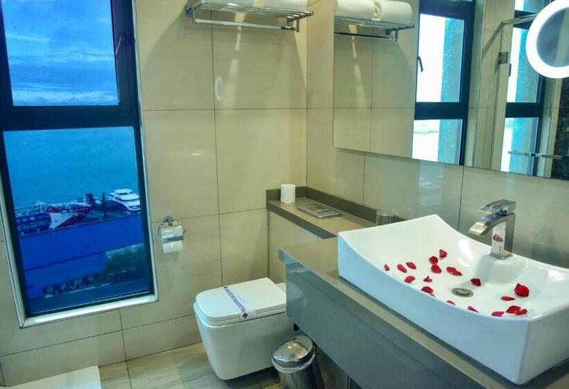 اتاق لوکس با بالکن و چشم‌انداز دریا, Harbour View Suites