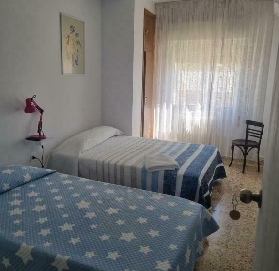 اتاق استاندارد سه تخته با سرویس بهداشتی مشترک, Casa Mara