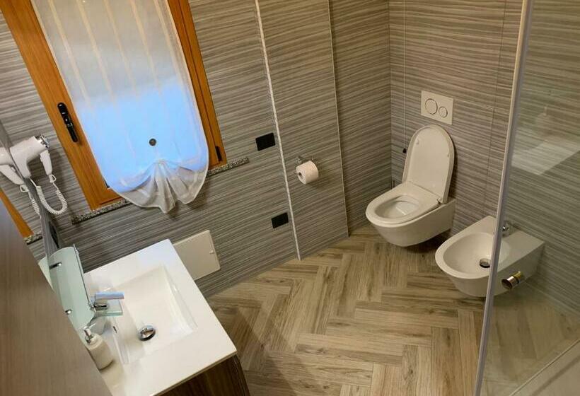 اتاق استاندارد با سرویس بهداشتی مشترک, Paradise Home