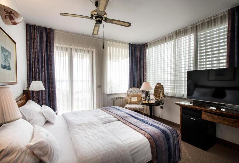 اتاق استاندارد با بالکن و چشم‌انداز دریا, Villa Bellevue Portoroz Portorose
