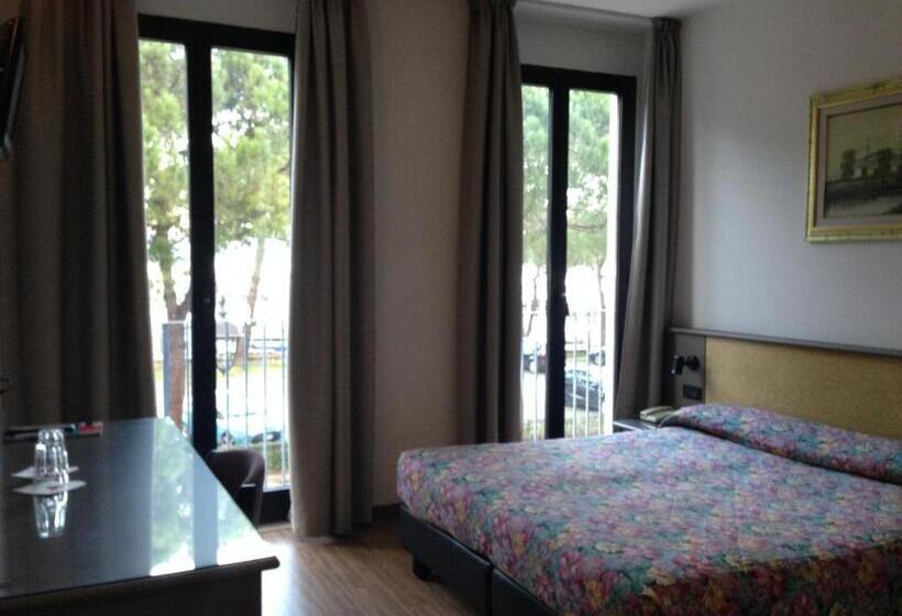 اتاق استاندارد با چشم‌انداز دریاچه, Plaza