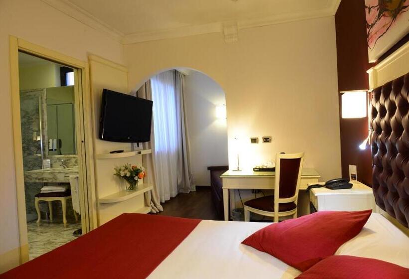 آپارتمان یک خوابه با دری مشترک که هال را جدا می کند., Trilussa Palace Hotel Congress & Spa
