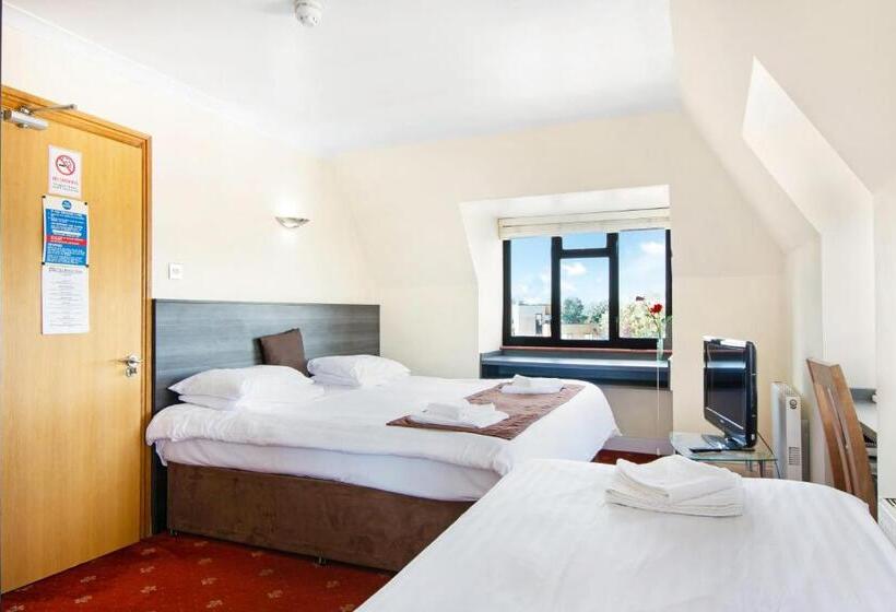 Семейный Номер Deluxe, The Brent Hotel   London   Wembley