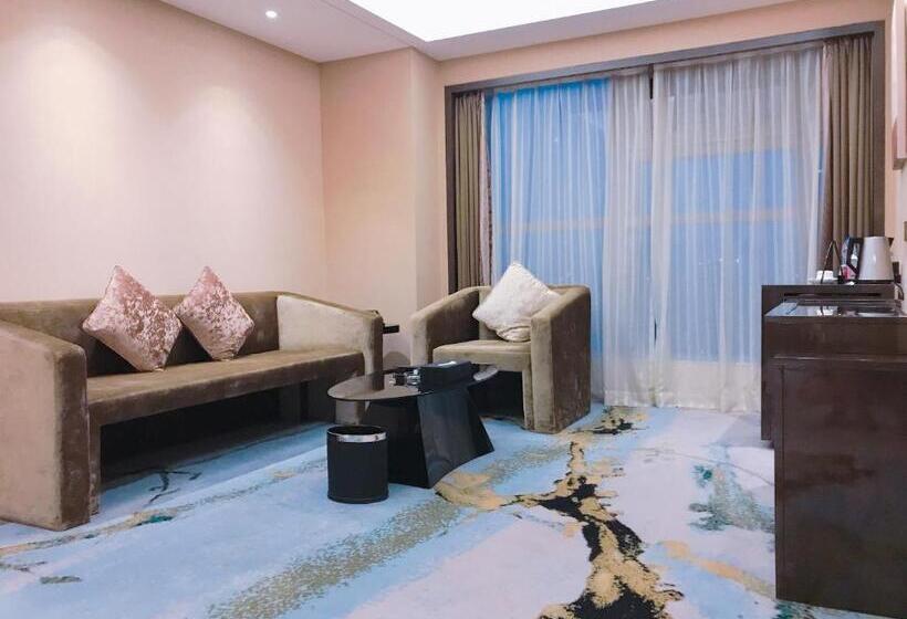 سوییت لوکس, The Pearl Boutique