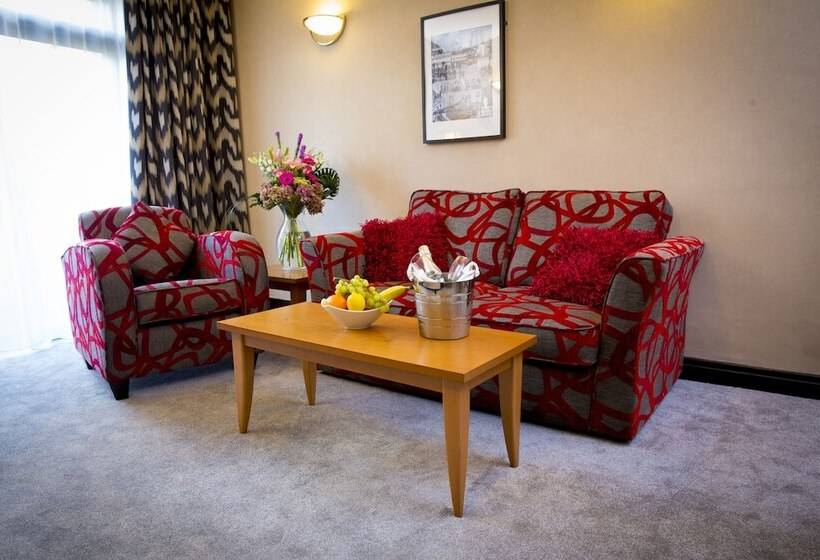Люкс, Cedar Court Bradford