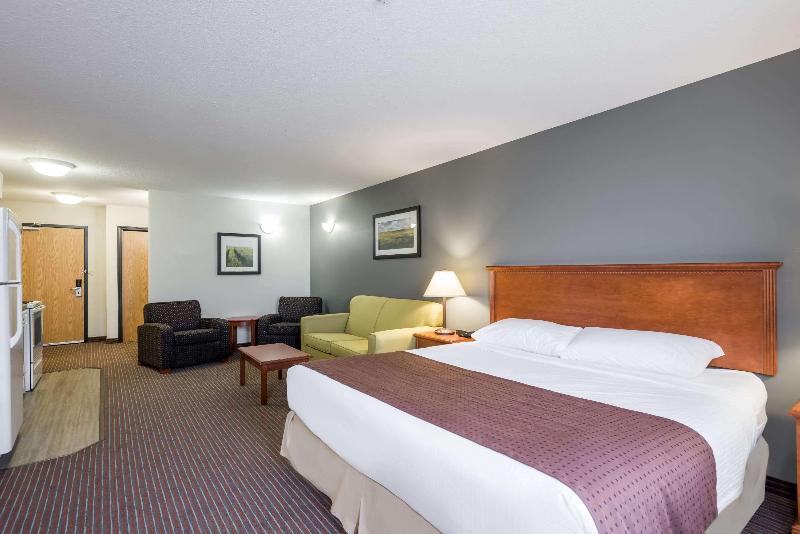 キングサイズベッドのスタンダードルーム, Super 8 By Wyndham Grande Prairie