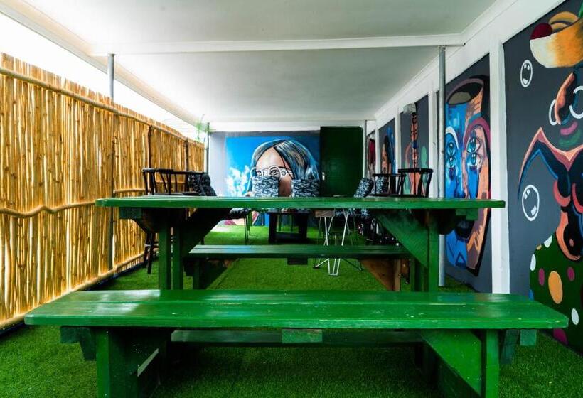اتاق لوکس, Albrine Lodge