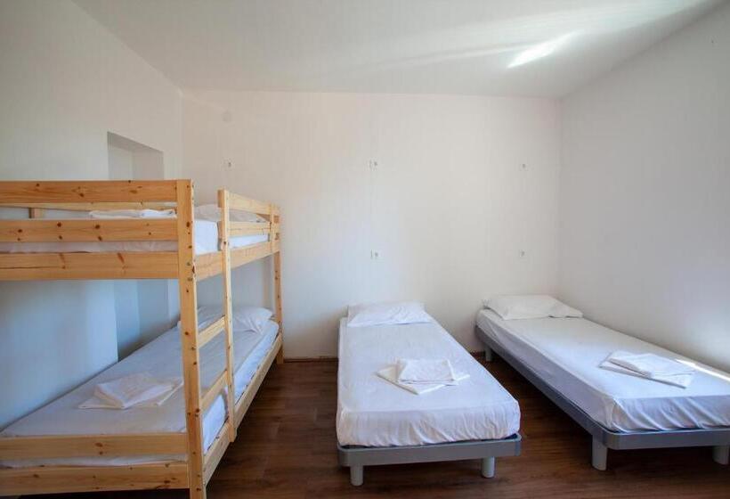 اتاق استاندارد چهارنفره با سرویس بهداشتی مشترک, Hostel Trobenta In Oblak