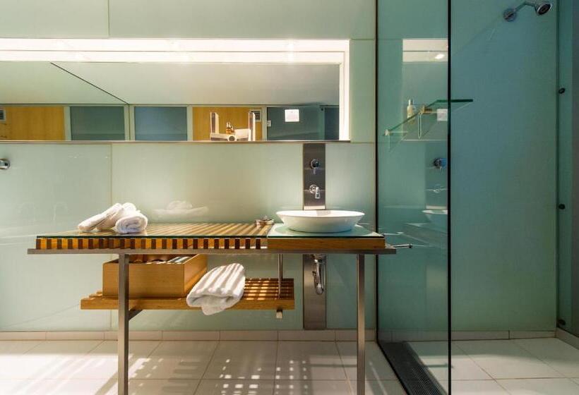 Quarto Estandar, The Henry Jones Art