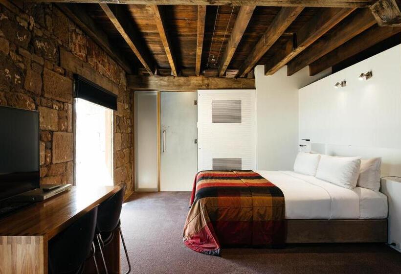 Quarto Estandar, The Henry Jones Art