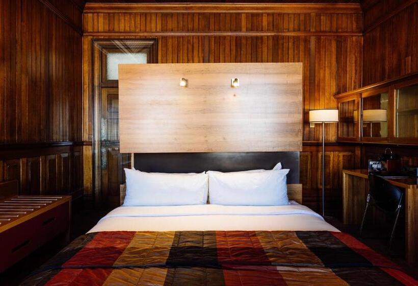 Quarto Estandar com Vistas, The Henry Jones Art