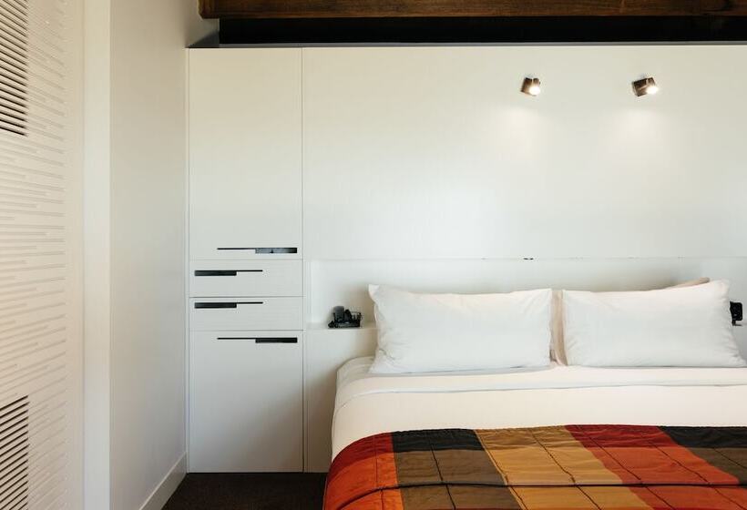 Quarto Estandar, The Henry Jones Art