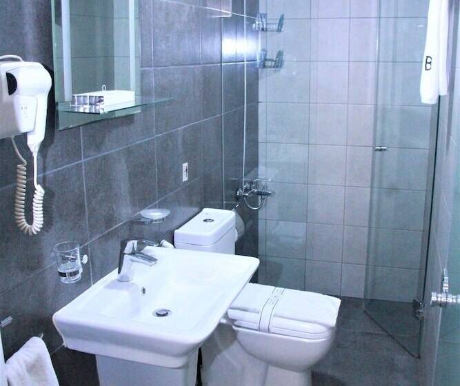 اتاق لوکس سه تخته, Beverly Hotel Beirut