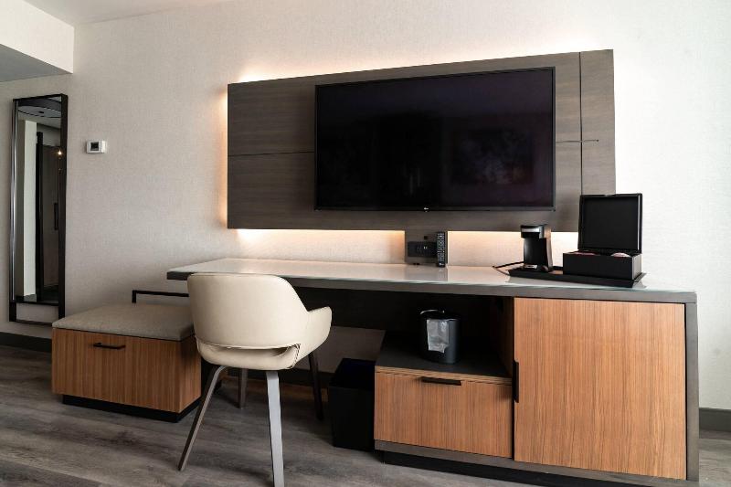 Номер Стандарт, Mac Puerto Marina Benalmádena