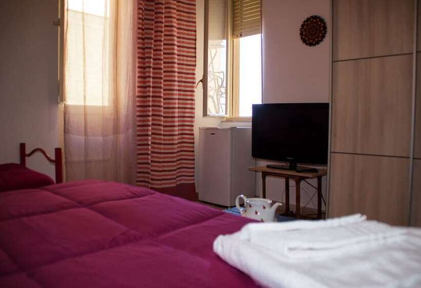 اتاق لوکس سه تخته با چشم‌انداز, B&b Lighea