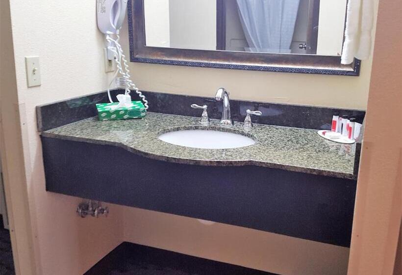Люкс Deluxe Кровать Кинг, Baymont By Wyndham Belleville Airport Area Free Airport Shuttle