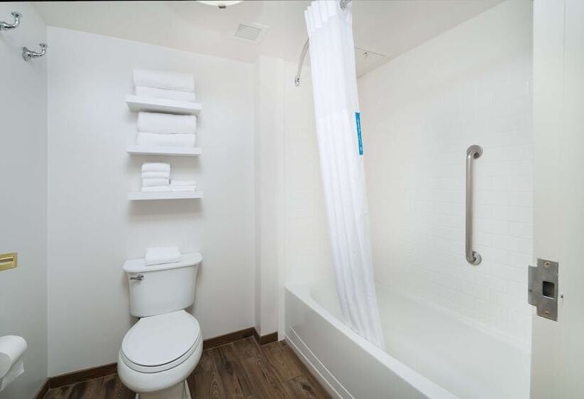 스탠다드 스튜디오, Hampton Inn & Suites Wilson I 95