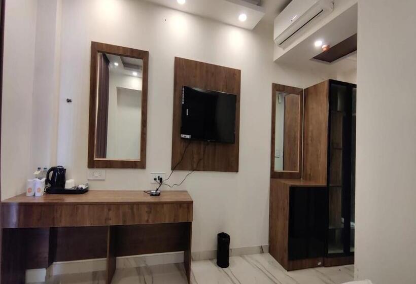 اتاق ساده سه‌ نفره, Pk Boutique