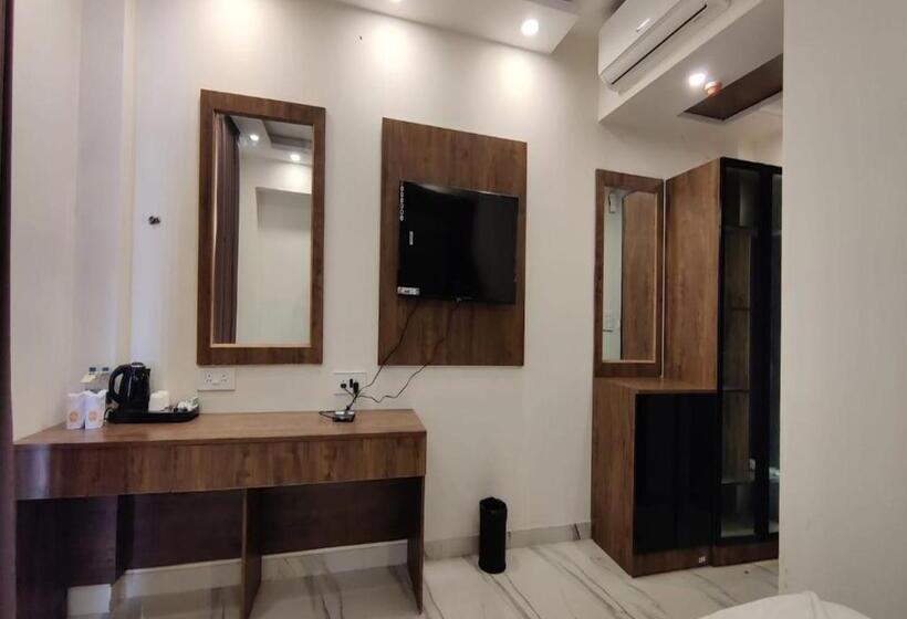 اتاق ساده سه‌ نفره, Pk Boutique