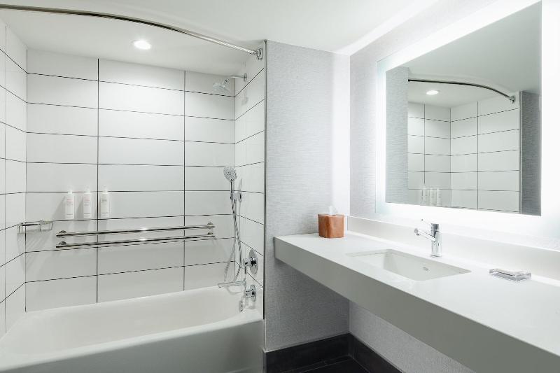 Engelliler için Büyük Çift Kişilik Yataklı Standart Oda, Seattle Marriott Waterfront