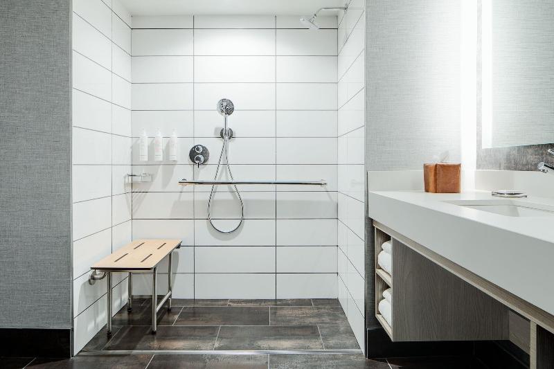 Engelliler için Büyük Çift Kişilik Yataklı Standart Oda, Seattle Marriott Waterfront