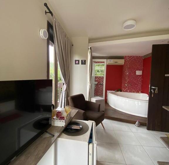 バスタブ付きデラックスルーム, Bombinhas Guest House