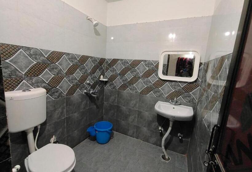 سوییت خانوادگی, Gaurav Guest House