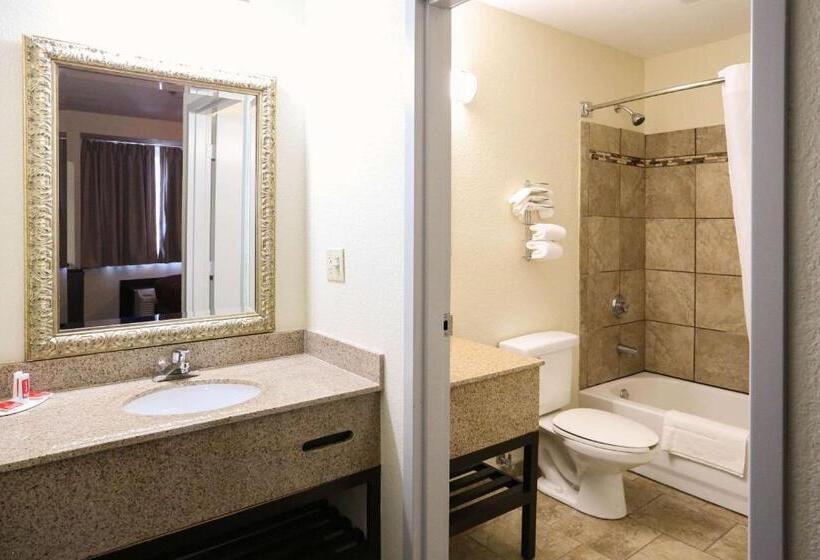 מיטת קינג בסוויטה, Econo Lodge Inn & Suites