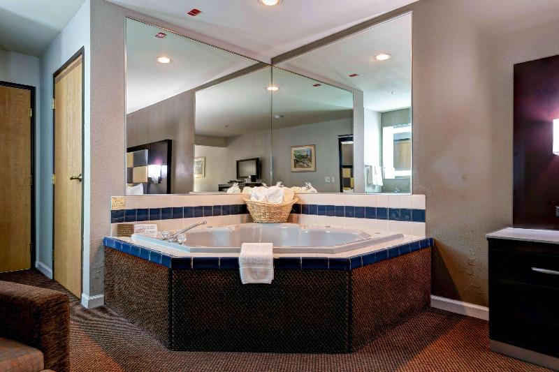 스위트 킹사이즈 침대, Surestay Plus Hotel By Best Western Redding