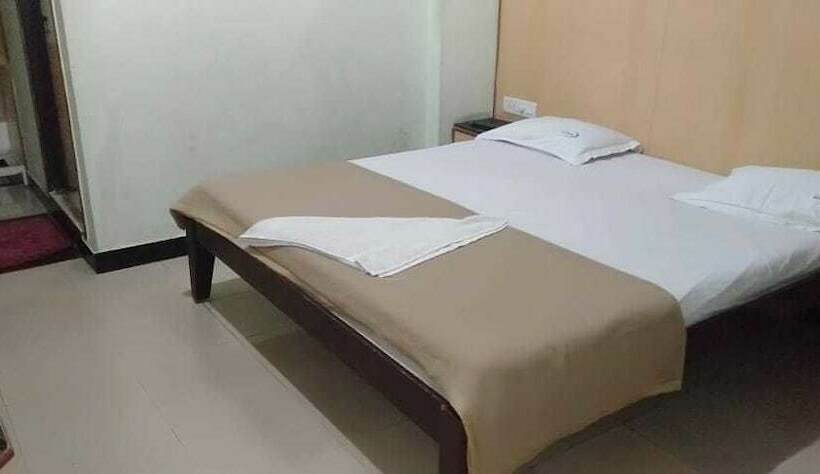 Номер Deluxe, Iroomz Hoysala Residency