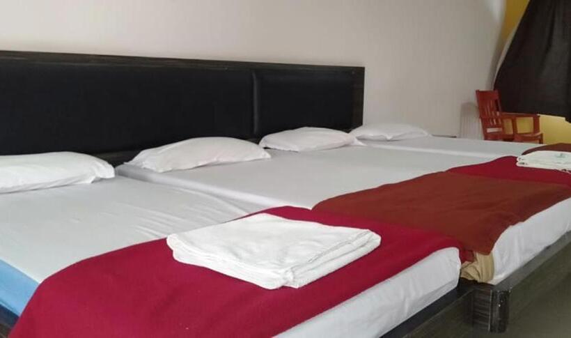 Трехместный Номер Классика, Iroomz Hoysala Residency