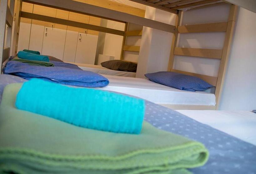 Кровать в Общей Комнате, Wine Hill Hostel
