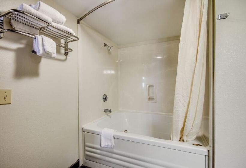 Номер Стандарт 2 Двуспальные Кровати, Sleep Inn Near Outlets