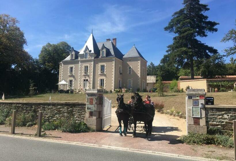 Семейный Номер, Le Petit Château Des Cedres