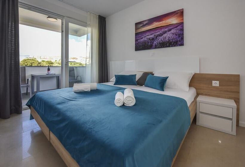 3 Bedroom Deluxe Apartment Sea View, Pool Apartments & Rooms Mare