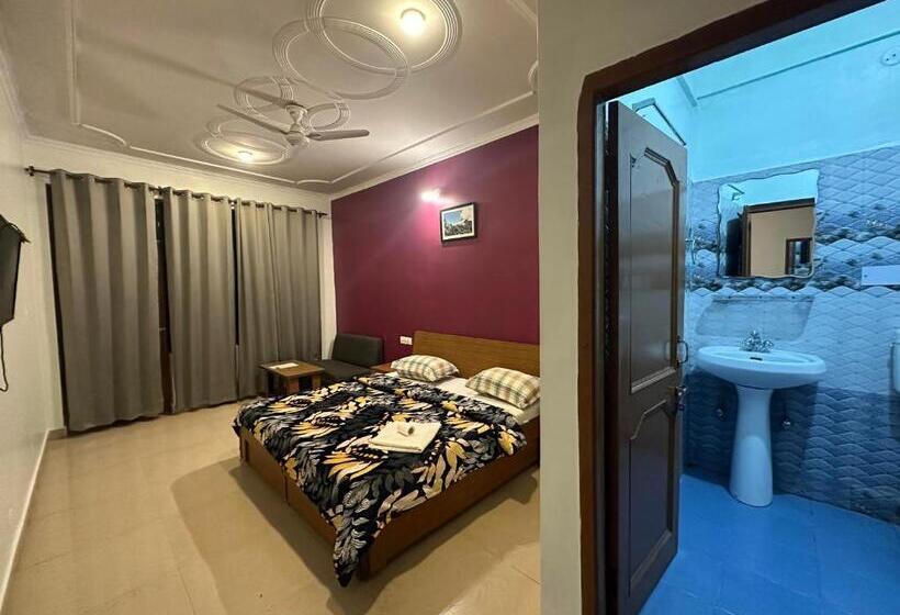 Номер Стандарт с Балконом, Backpackers Inn