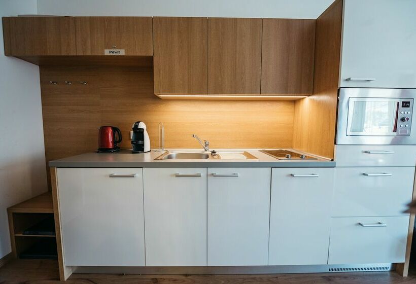 استودیو کامفورت, Oscar & Sons Apartments